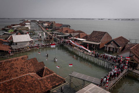 Foto Upacara 17 Agustus di Kampung Terendam Banjir Rob di Demak