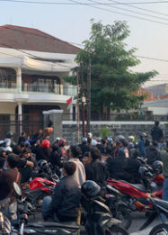 Gelombang Massa Pesilat Datangi Markas DC di Surabaya, Sempat Lempari Batu-Botol