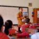Guru di Assam Tetap Bertugas dengan Anak Kembar di Sisi: Aksi Menginspirasi yang Viral