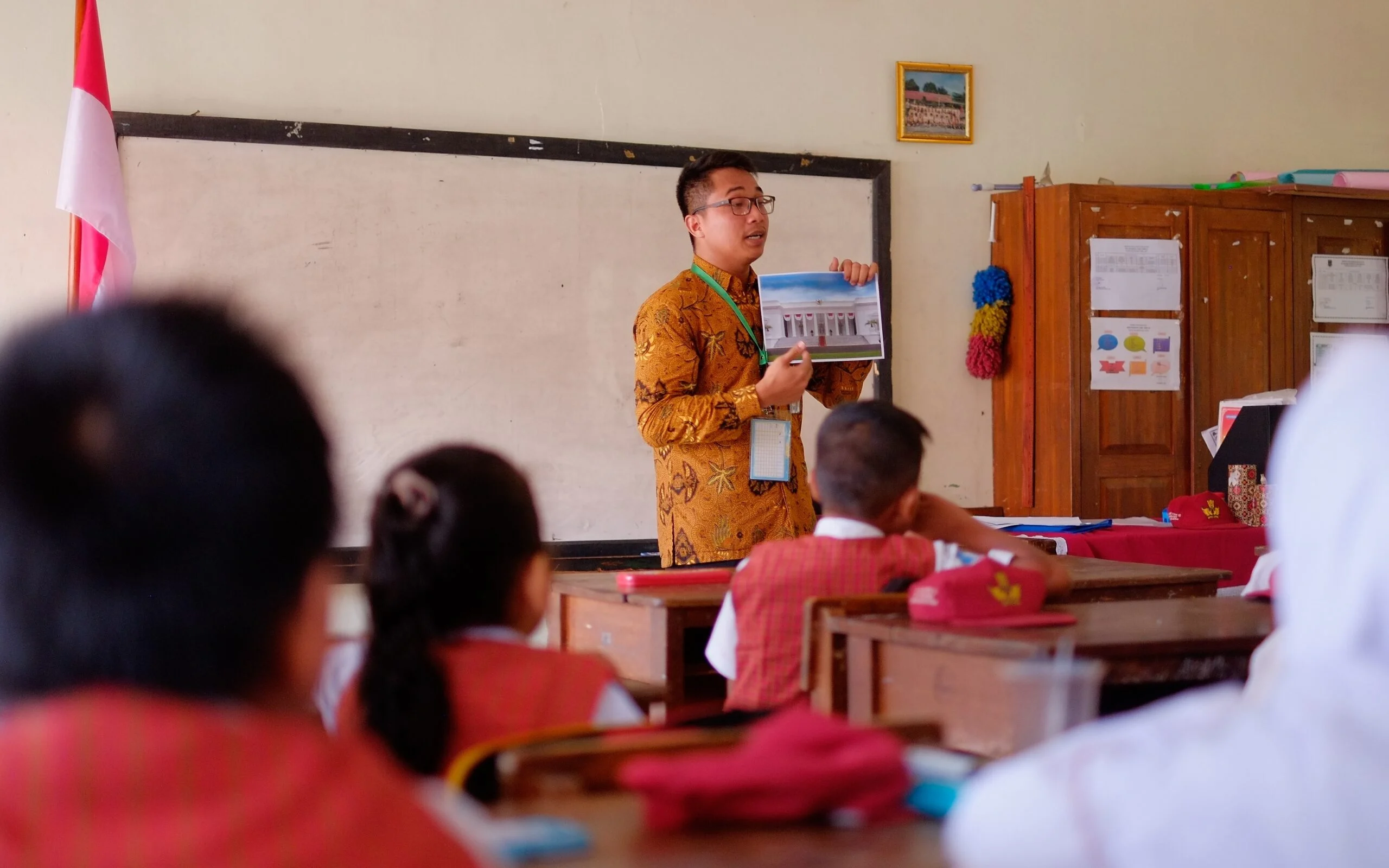 Guru di Assam Tetap Bertugas dengan Anak Kembar di Sisi: Aksi Menginspirasi yang Viral