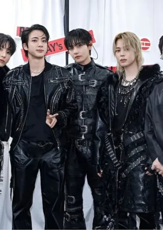 Jin dan RM BTS Tampil Edgy Pakai Gucci di Arirang World Tour Paris