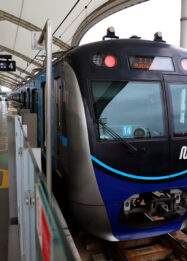 Jokowi Ajak 3 Cucunya Naik MRT Jakarta, Puji AC Tetap Dingin Meski Penumpang Padat