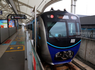 Jokowi Ajak 3 Cucunya Naik MRT Jakarta, Puji AC Tetap Dingin Meski Penumpang Padat