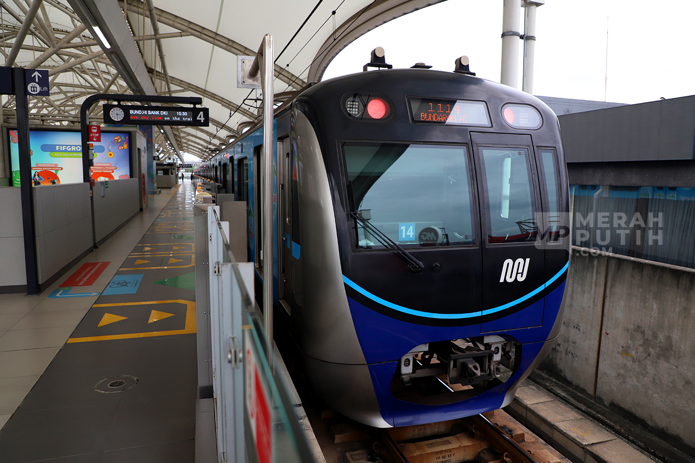 Jokowi Ajak 3 Cucunya Naik MRT Jakarta, Puji AC Tetap Dingin Meski Penumpang Padat