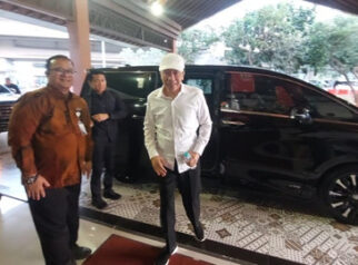 Jokowi Safari Politik di NTT, Bertemu Petani Rumput Laut di Pantai Oesina