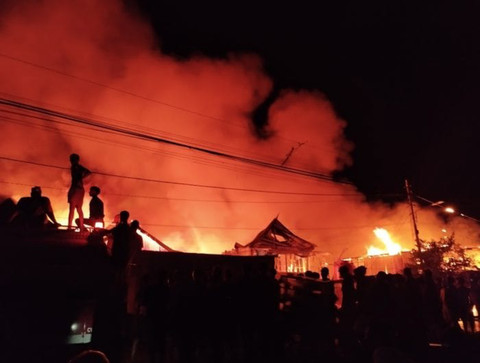 Kebakaran Landa Permukiman Padat Penduduk di Makassar, 50 Rumah Hangus