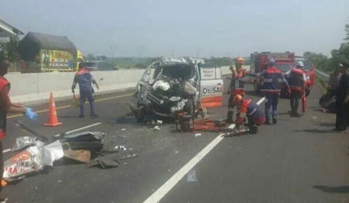 Kecelakaan Beruntun di Tol Batang, 2 Truk dan Ambulans Terlibat, 4 Orang Tewas