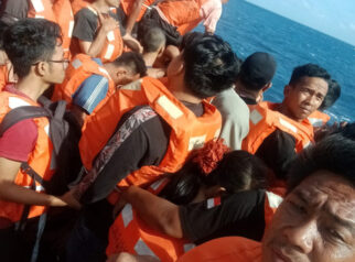KM Mutiara Sentosa 2 Terbakar di Perairan Sumenep, Penumpang Dievakuasi