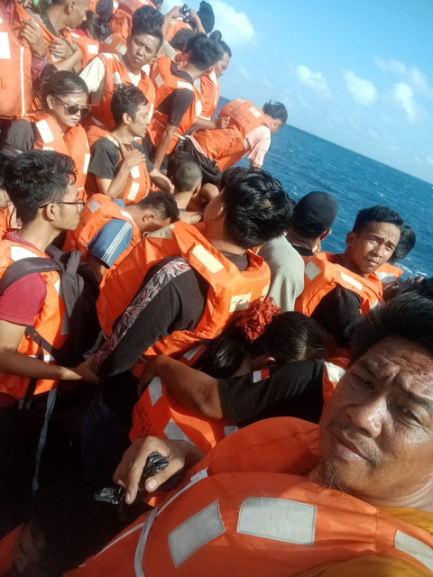 KM Mutiara Sentosa 2 Terbakar di Perairan Sumenep, Penumpang Dievakuasi