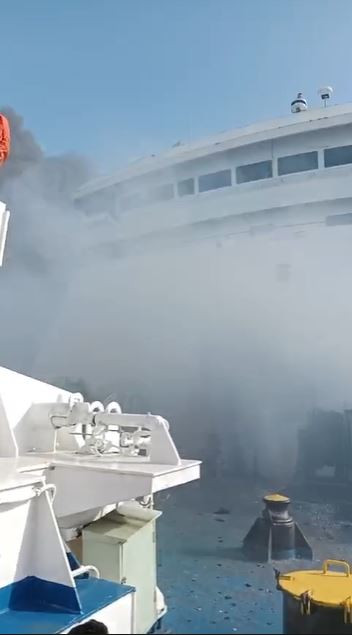 KM Sentosa 2 Terbakar di Laut Utara Sumenep, Penumpang Melompat ke Laut Untuk Selamat