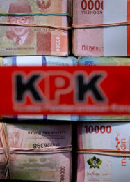 KPK Bupati Pemalang Anom Widiyantoro Peras Bawahan Rp 1,98 Miliar