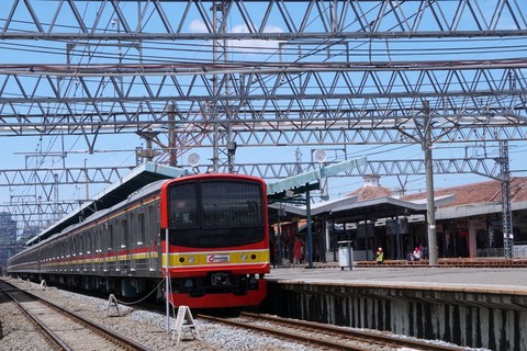 KRL Cikarang-Kampung Bandan Terlambat karena Truk Mogok di Perlintasan