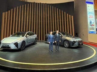 Lexus ES Terbaru Debutkan Tombol Digital Tersembunyi, Tetap Terasa saat Ditekan