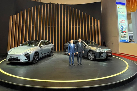 Lexus ES Terbaru Debutkan Tombol Digital Tersembunyi, Tetap Terasa saat Ditekan