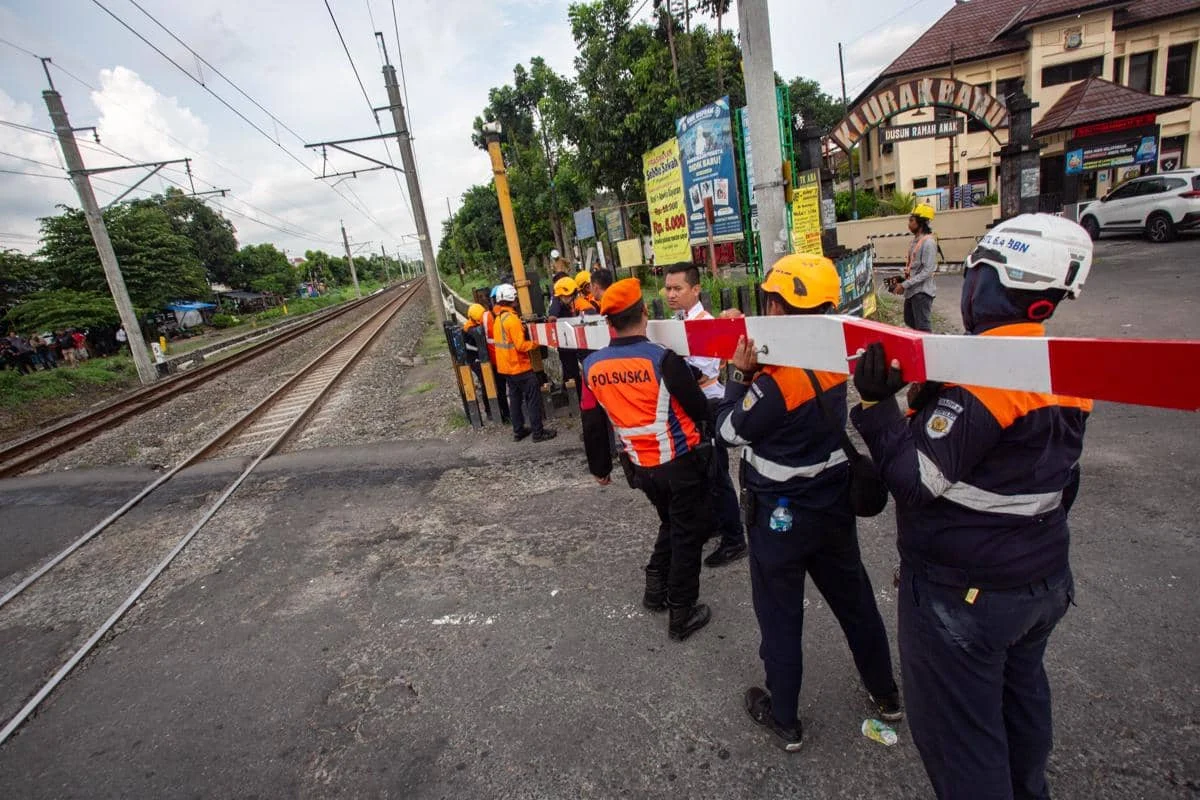 Mahasiswa KKN UGM di Biak Rusak Palang Pintu Perlintasan Kereta dan Tantang Petugas KAI di Sleman