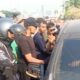 Massa Sempat Ricuh Saat Mas Botok Pati Masuk Mobil Polisi di DPR, Polda Metro Jaya Tepis Isu Penangkapan