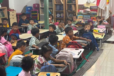 Mengabdi Tanpa Digaji, Cerita Iin Berbagi Ilmu di Sekolah Anak Jalanan