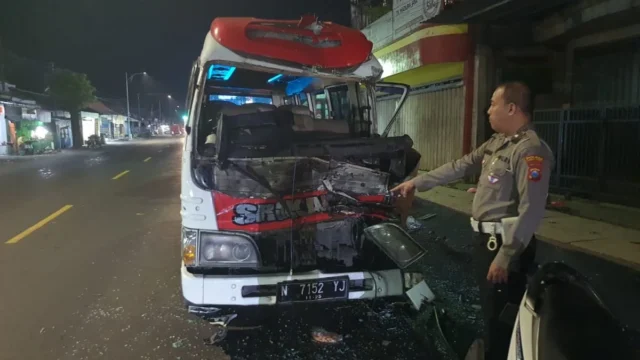 Minibus Rombongan Peziarah Wali 5 Tercebur di Lumajang, Sopir Diduga Mengantuk di Jalan Berkabut