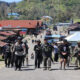Momen Hangat Satgas Damai Cartenz Sapa Warga saat Tinjau Pos di Sinak Papua