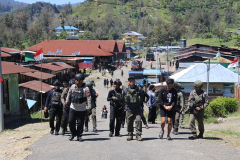 Momen Hangat Satgas Damai Cartenz Sapa Warga saat Tinjau Pos di Sinak Papua