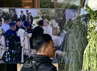 Momen Prabowo dan Jokowi Berbeskap Biru Jadi Saksi Nikah Kepala Sekretaris Pribadi Presiden Rizky Irmansyah