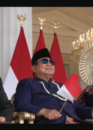 Momen Prabowo Diapit Jokowi dan Gibran saat Nonton Atraksi Pesawat di Istana