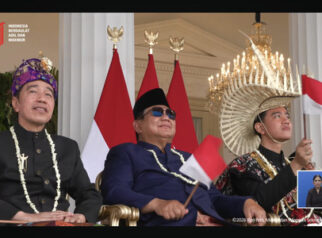 Momen Prabowo Diapit Jokowi dan Gibran saat Nonton Atraksi Pesawat di Istana