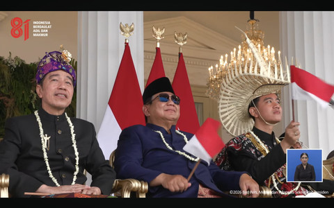 Momen Prabowo Diapit Jokowi dan Gibran saat Nonton Atraksi Pesawat di Istana