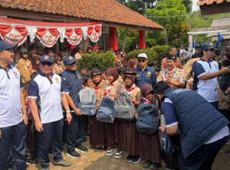 Pengurus Nasional Karang Taruna Salurkan Bantuan Pendidikan dan Air Bersih di Kabupaten Bogor
