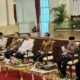 Penjelasan Istana Soal Posisi Duduk Jokowi Sejajar dengan Prabowo dan Gibran Saat HUT Ke-81 RI