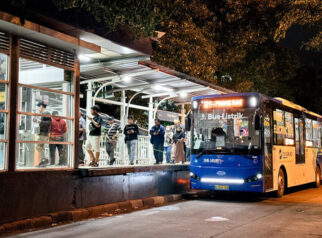 Penumpang Transjakarta Jalan Kaki di Jalan Layang Imbas Bus Mogok di Petukangan
