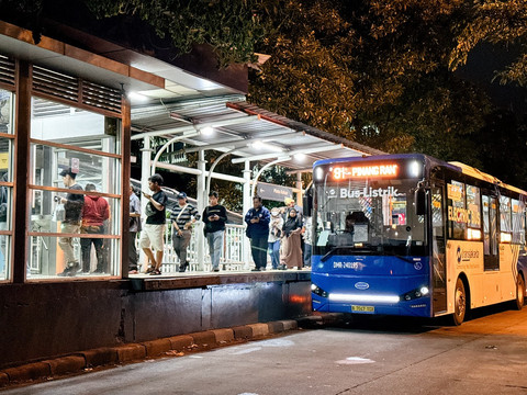 Penumpang Transjakarta Jalan Kaki di Jalan Layang Imbas Bus Mogok di Petukangan