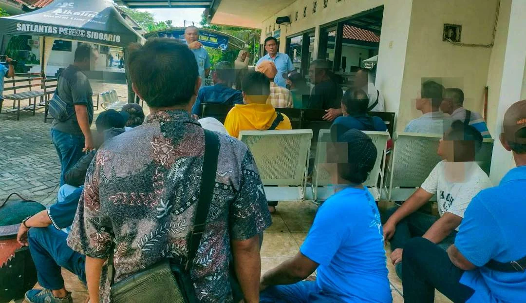 Polisi Tertibkan Belasan Calo di Samsat Sidoarjo, Warga Diimbau Urus Mandiri