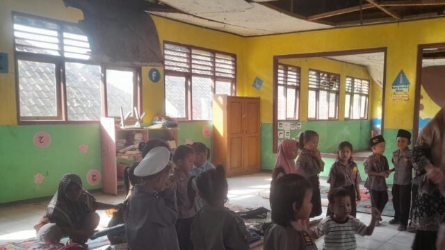 Puluhan Siswa PAUD di Lebak Terpaksa Belajar di Bangunan Sekolah Nyaris Ambruk
