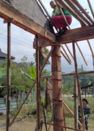 Rehabilitasi RTLH di Tengaran: Gotong Royong Pasang Reng Bambu untuk Hunian Layak