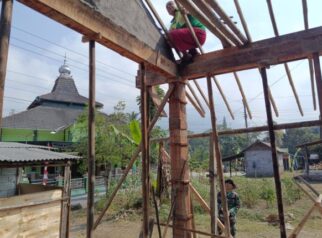 Rehabilitasi RTLH di Tengaran: Gotong Royong Pasang Reng Bambu untuk Hunian Layak