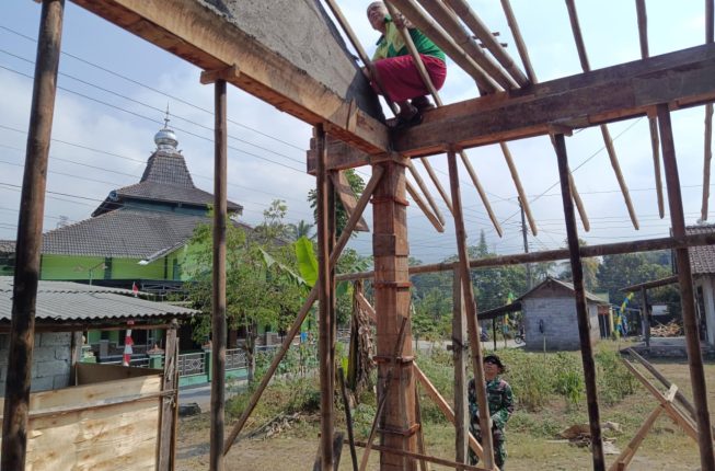 Rehabilitasi RTLH di Tengaran: Gotong Royong Pasang Reng Bambu untuk Hunian Layak