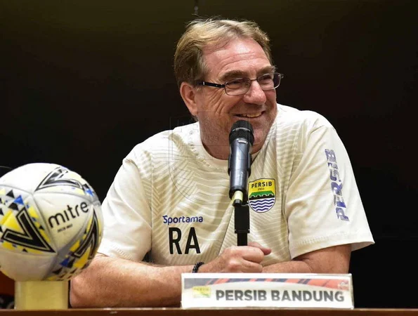 Robert Rene Alberts Jadi Penyebab Persib Bandung Kena FIFA Registration Ban Lagi