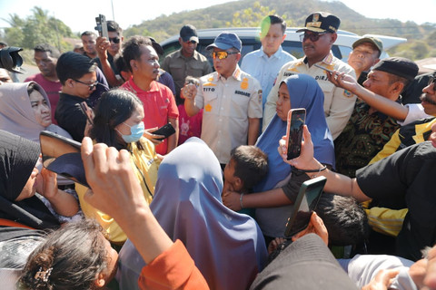 Rombongan Mendagri Distop Ibu-Ibu di Nagekeo NTT, Salurkan Bantuan Pascagempa