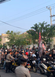 Rombongan Pesilat Demo di Polres Surabaya, Minta Usut DC Bacok Petugas Valet