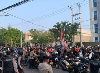 Rombongan Pesilat Demo di Polres Surabaya, Minta Usut DC Bacok Petugas Valet