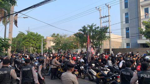 Rombongan Pesilat Demo di Polres Surabaya, Minta Usut DC Bacok Petugas Valet