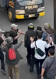 Septialina, Negosiator Mahasiswi yang Membuka Blokade Polisi di Aksi Semarang