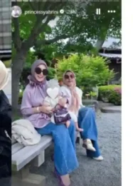 Syahrini Tampil Colorful di Ultah Kedua Baby R, Tenteng Tas Hermes Unik Seharga Rp104 Jutaan