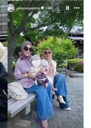 Syahrini Tampil Colorful di Ultah Kedua Baby R, Tenteng Tas Hermes Unik Seharga Rp104 Jutaan