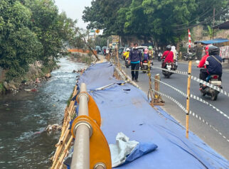 Trotoar di Jalan Raya Sawangan Depok Amblas, Akses Pejalan Kaki Terputus