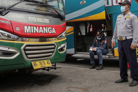 Unik, Lomba Tarik Bus Meriahkan HUT 81 RI di Terminal Kalideres Jakbar