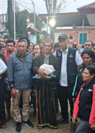 Wamensos Agus Jabo Serahkan Santunan kepada Ahli Waris Korban Gempa Manggarai