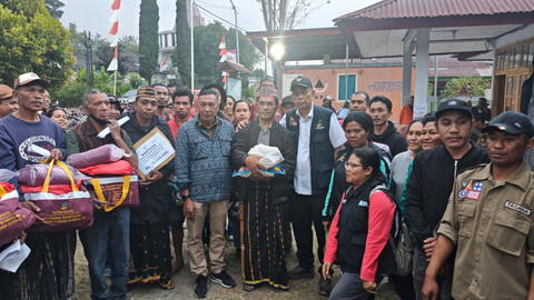 Wamensos Agus Jabo Serahkan Santunan kepada Ahli Waris Korban Gempa Manggarai