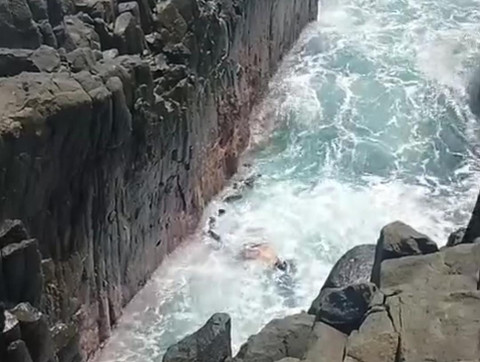 Wisatawan di Pantai Lombok Tewas Terjatuh saat Selfie di Tebing
